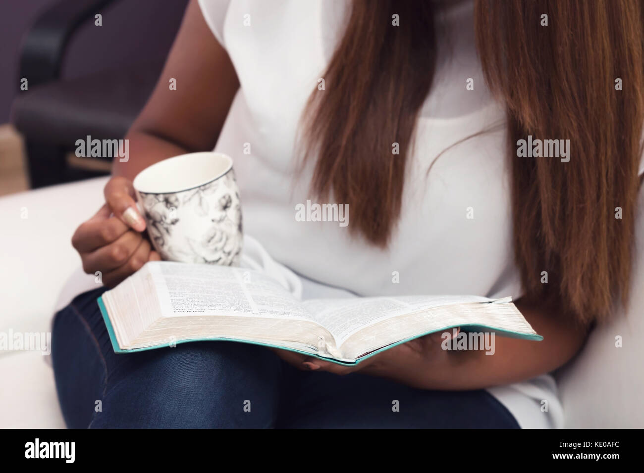 Nahaufnahme Mädchen ihren King James Bibel studieren und trinken Kaffee Stockfoto
