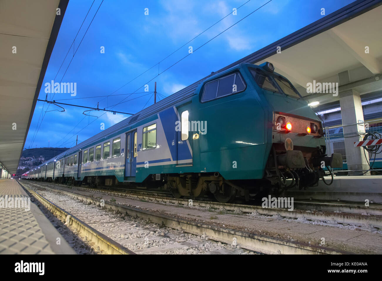 Zug auf dem Bahnhof in Abend Stockfoto