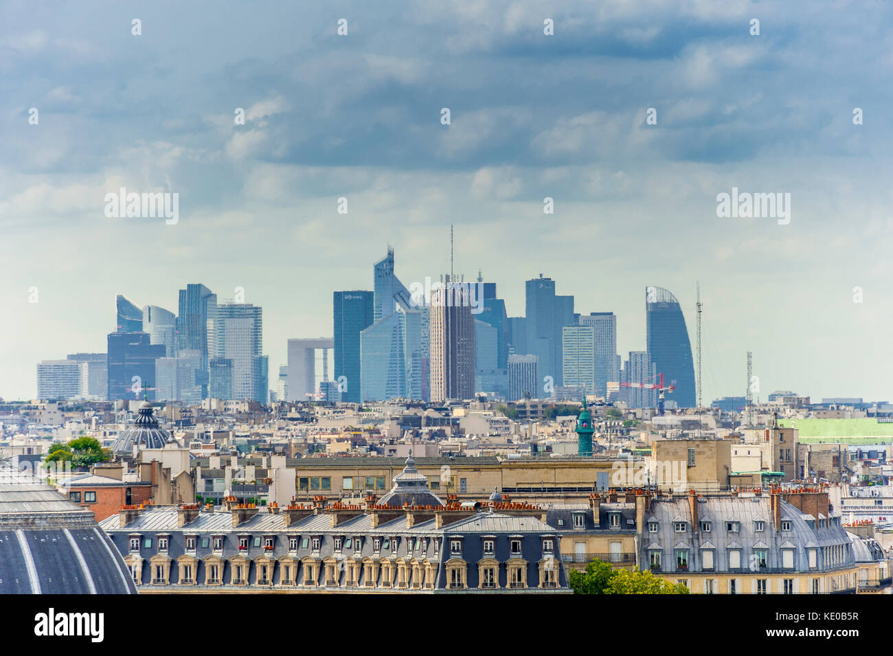 La Defense wie aus dem Centre Pompidou in Paris gesehen Stockfoto