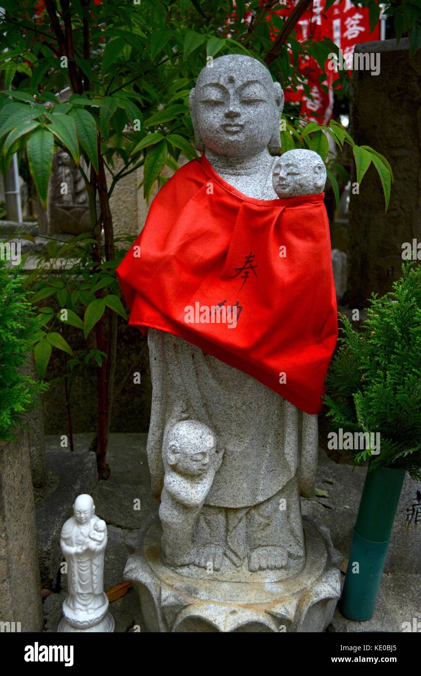 Bodhisattva jizo Statue mit Kindern an shitennoji buddhistischen Tempel in Osaka, Japan Stockfoto