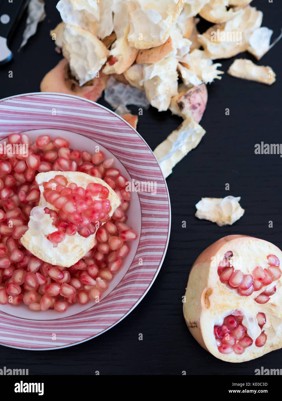 Peeling reifer Granatapfel Obst auf dem Tisch Ansicht von oben Stockfoto