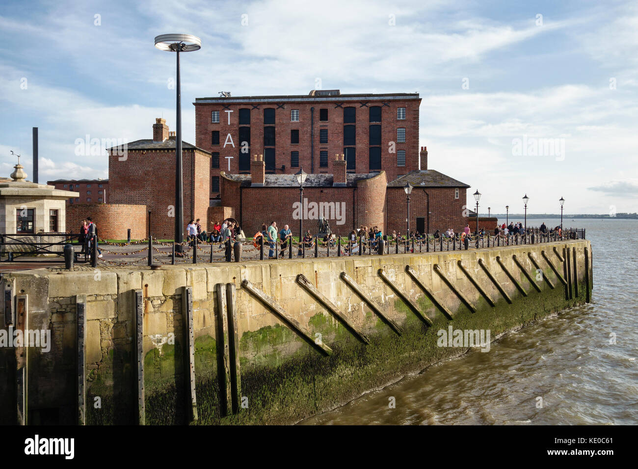 Pier Head, Liverpool, Großbritannien. Die Tate Liverpool Galerie steht auf die wiederhergestellte Fluss Mersey Waterfront Stockfoto