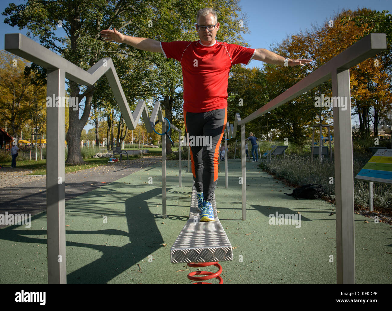 Bad Schönborn, Deutschland. Oktober 2017. Klaus Heinzmann, Teilnehmer einer Langzeitstudie zum Gesundheitsvergleich von sportlich aktiven und nicht sportlich aktiven Menschen, praktiziert in einem Aktivpark in Bad Schönborn, 16. Oktober 2017. Die Studie der Gemeinde Schönborn und des Karlsruher Instituts für Technologie (KIT) läuft seit 25 Jahren. Das Ergebnis: Sportlich aktive Menschen mittleren Alters verfügen über bessere motorische Fähigkeiten, die einen Unterschied zwischen 10 Jahren und Menschen machen, die nicht sportlich aktiv sind. Quelle: Sina Schuldt/dpa/Alamy Live News Stockfoto