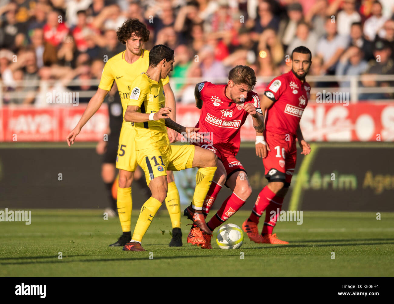 Dijon, Frankreich. Oktober 2017. (L-R) Adrien Rabiot, Angel Di Maria (PSG), Xeka, Naim Sliti (Dijon) Fußball/Fußball : französisches Spiel der Ligue 1 zwischen Dijon FCO 1-2 Paris Saint-Germain im Stade Gaston-Gerard in Dijon, Frankreich . Quelle: Maurizio Borsari/AFLO/Alamy Live News Stockfoto