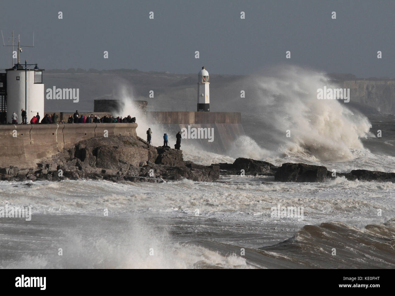 Sturm ophelia Schlagen der South Wales Küste bei porthcawl. South Wales Stockfoto
