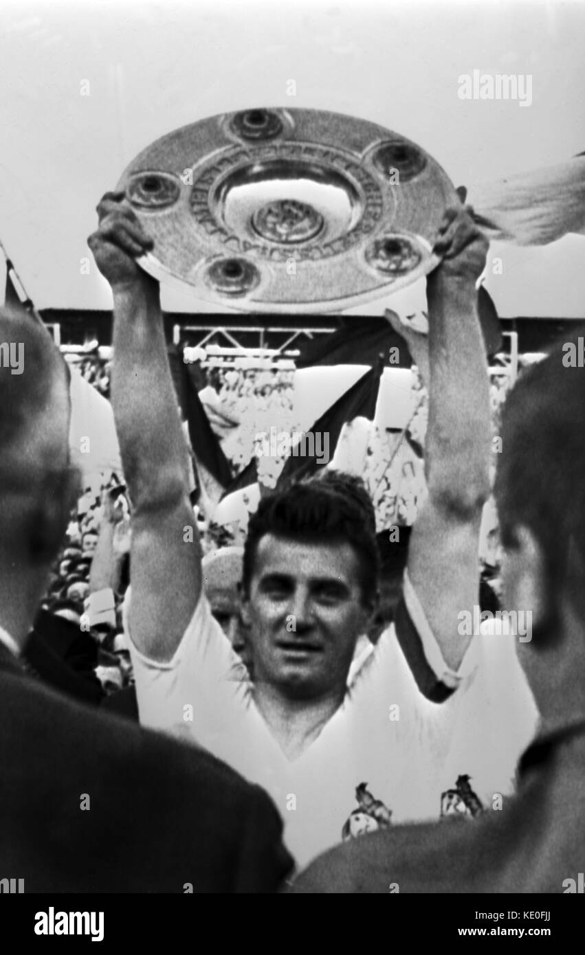 Archiv - der Mannschaftskapitän des 1. FC Köln, Hans Schaefer hält die deutsche  Bundesliga Trophäe in Köln, den 9. Mai 1964. Köln genannt, war der erste  Sieger der neuen Bundesliga. hans Schaefer