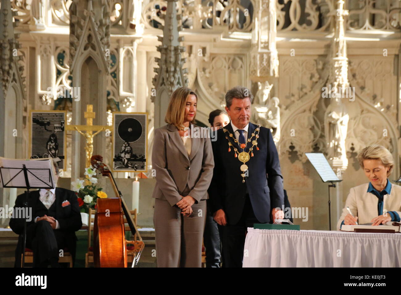 Magdeburg, Deutschland. 17 Okt, 2017. federica mogherini, Vizepräsident der Europäischen Kommission und des Hohen Vertreters der Europäischen Union für Außen- und Sicherheitspolitik, mit der Kaiser Otto Preis im Magdeburger Dom geehrt. Credit: mattis Kaminer/alamy leben Nachrichten Stockfoto