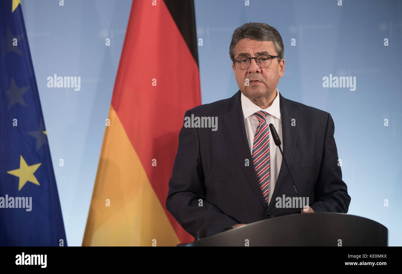 Berlin, Deutschland. Oktober 2017. Bundesaußenminister Sigmar Gabriel spricht nach einem Treffen mit seinem Amtskollegen aus Oman, Yusuf bin Alawi bin Abdullah, im Auswärtigen Amt in Berlin am 17. Oktober 2017 mit der Presse. Quelle: Jörg Carstensen/dpa/Alamy Live News Stockfoto