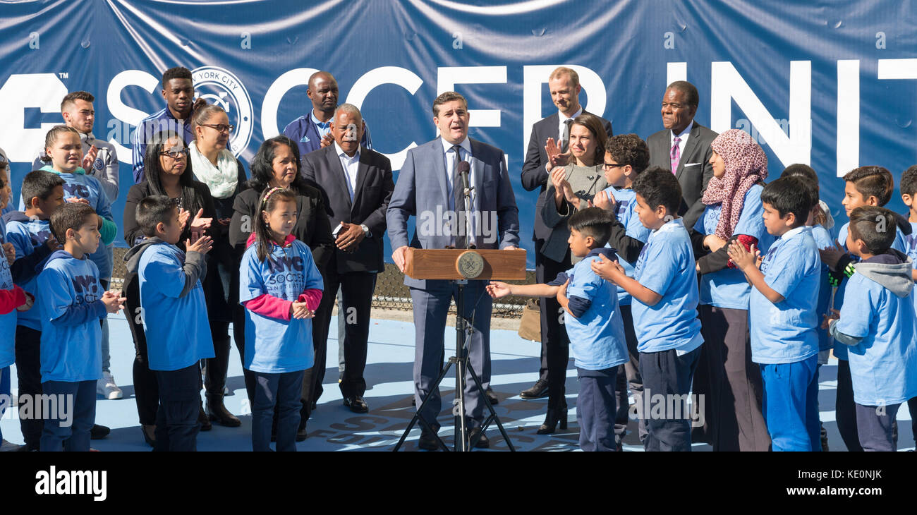 New York, Vereinigte Staaten. 17 Okt, 2017. New York, NY - 17. Oktober 2017: nyc fc Präsident Jon patricof spricht bei der Eröffnung der ersten zehn Fußballfelder als Teil von New York City Soccer Initiative in PS83/PS 182 in Harlem Credit: Lev radin/alamy leben Nachrichten Stockfoto