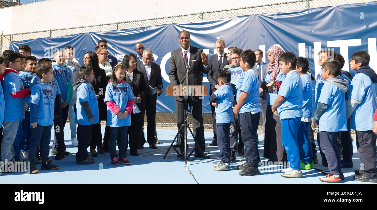 New York, Vereinigte Staaten. 17 Okt, 2017. New York, NY - 17. Oktober 2017: Präsident & CEO der US Soccer Foundation ed Foster - simeon spricht bei der Eröffnung der ersten zehn Fußballfelder als Teil von New York City Soccer Initiative in PS83/PS 182 in Harlem Credit: Lev radin/alamy leben Nachrichten Stockfoto