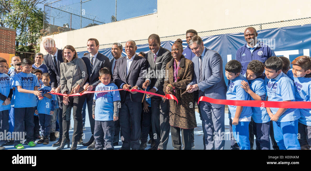 New York, Vereinigte Staaten. 17 Okt, 2017. New York, NY - 17. Oktober 2017: Ribbon Cutting beim Öffnen der ersten zehn Fußballfelder als Teil von New York City Soccer Initiative in PS83/PS 182 in Harlem Credit: Lev radin/alamy leben Nachrichten Stockfoto