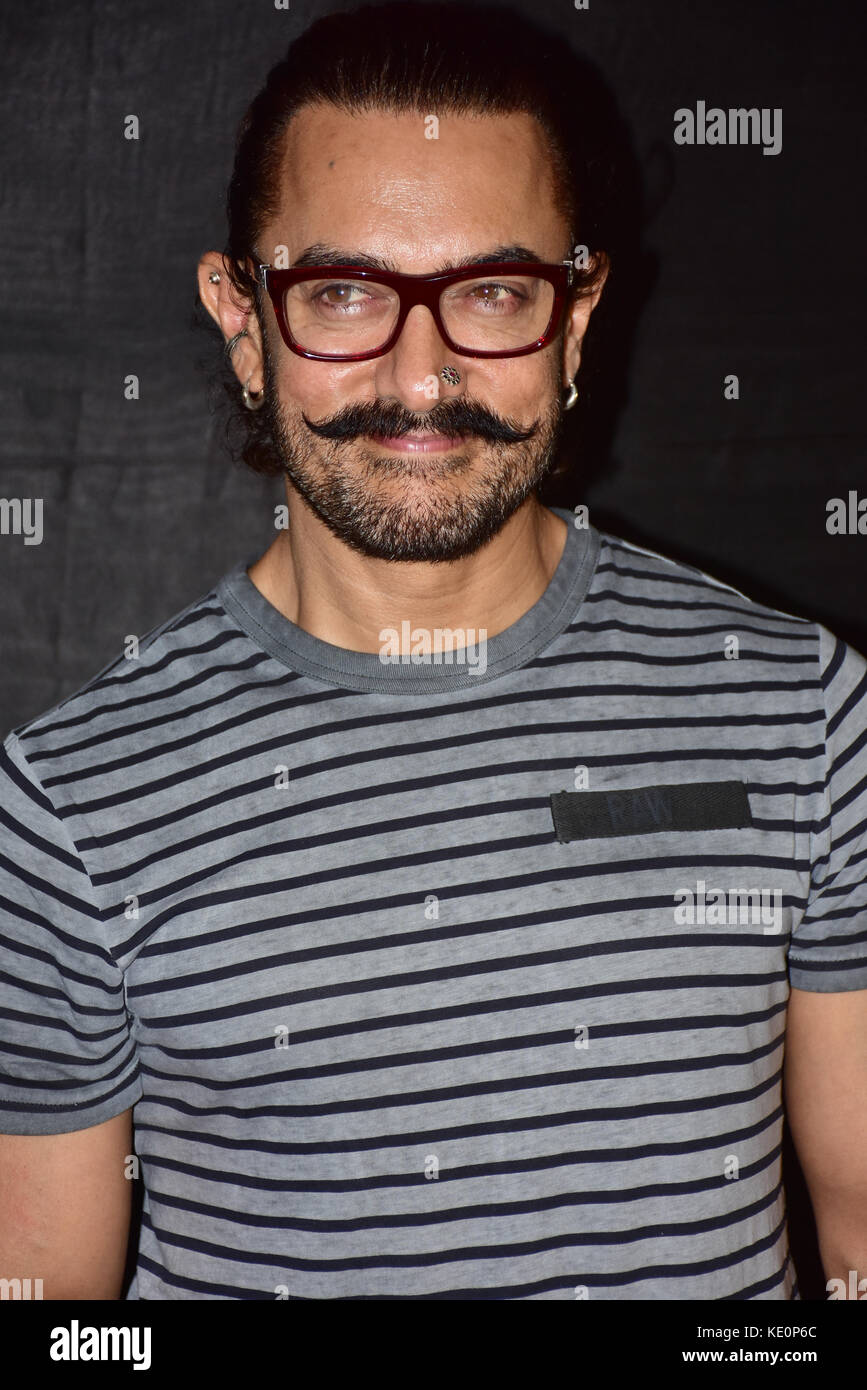 Mumbai, Indien. 17 Okt, 2017. indischen Schauspieler Aamir Khan die Sondervorführung von dem Film "secret Superstar teilnehmen" bei Vorschau theater Santacruz in Mumbai. Credit: Azhar Khan/alamy leben Nachrichten Stockfoto