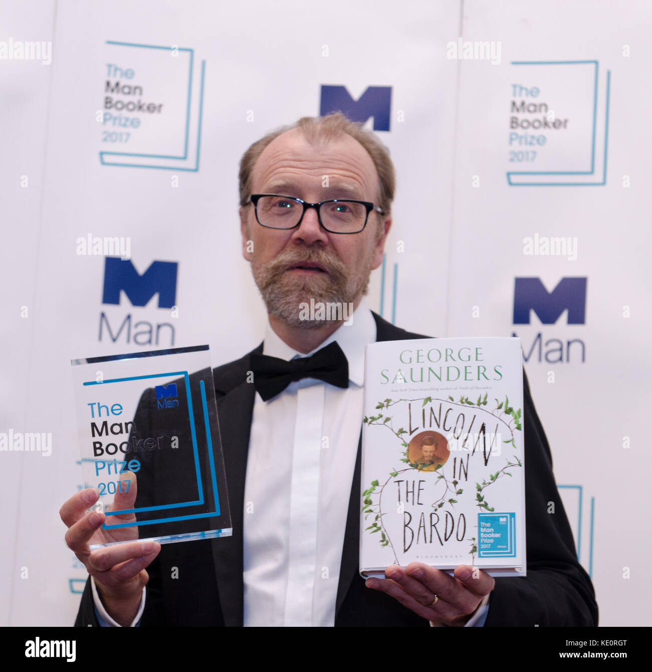 George Saunders kurz nach dem Gewinn des man Booker Prize for Fiction 2017 bei der Preisverleihung in London. George Saunders, US-Autor des Romans Lincoln in the Bardo (Bloomsbury) in der Guildhall London UK 17. Oktober 2017. Stockfoto