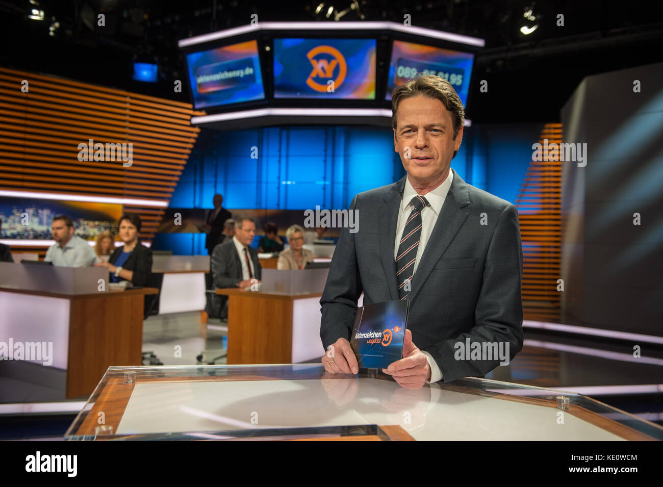 München, Deutschland. Januar 2016. ARCHIV - Rudi Cerne präsentiert am 20. Januar 2016 eine Episode der interaktiven deutschen TV-Kriminalshow „Case Number XY · Unsolved“ in München. Quelle: Matthias Balk/dpa/Alamy Live News Stockfoto