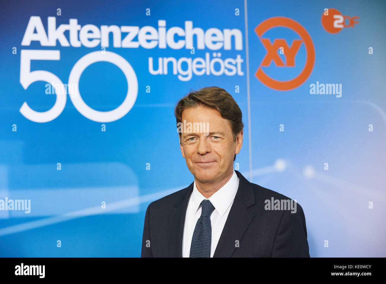 Hamburg, Deutschland. September 2017. Rudi Cerne präsentiert am 13. September 2017 in Hamburg eine Episode der interaktiven deutschen Fernsehshow Case Number XY · Unsolved. Quelle: Georg Wendt/dpa/Alamy Live News Stockfoto