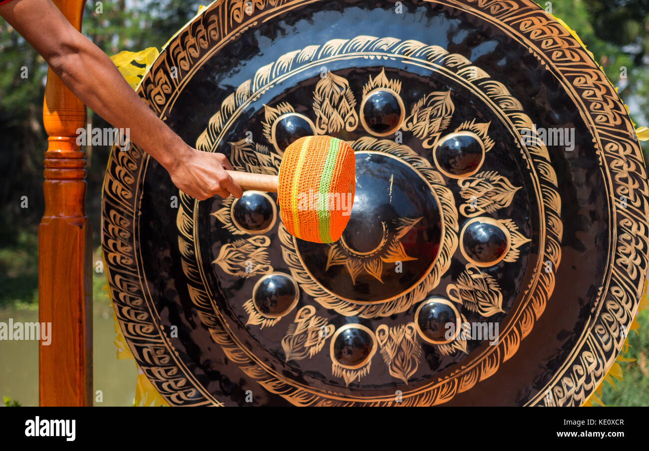 Hand schlagen große Gong im Tempel Stockfoto