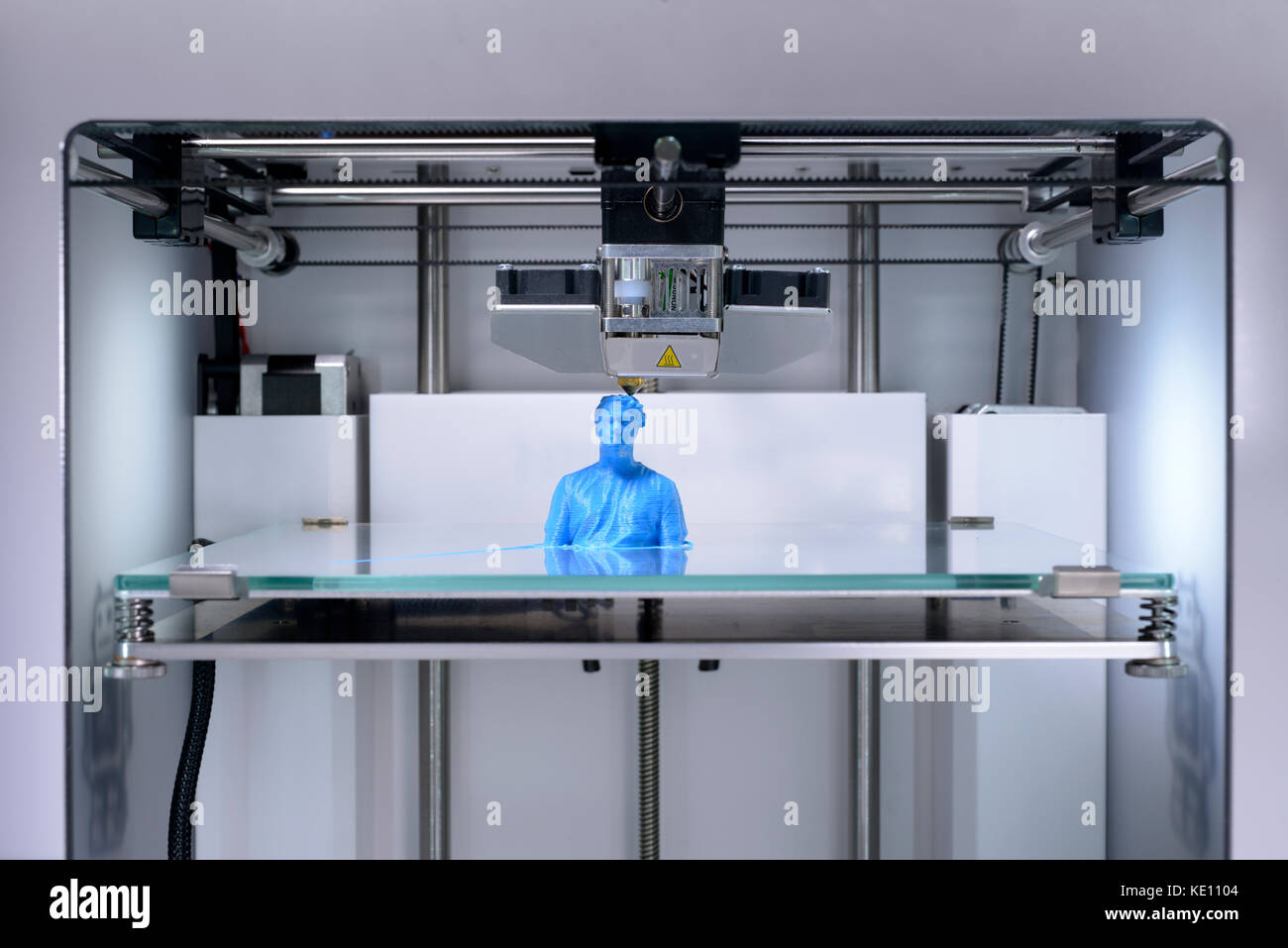 3D-Drucker, Drucken einer 3d selfie mit PLA (Polylactid) Filament, menschliche Büste - Close Up - Vorderansicht Stockfoto