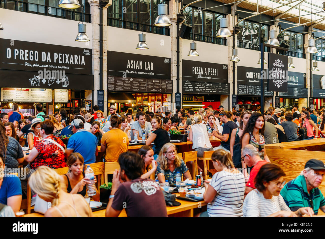 LISSABON, PORTUGAL - 12. AUGUST 2017: Time Out Market ist eine Lebensmittelhalle im Mercado da Ribeira in Cais do Sodre in Lissabon und ist eine wichtige touristische A Stockfoto