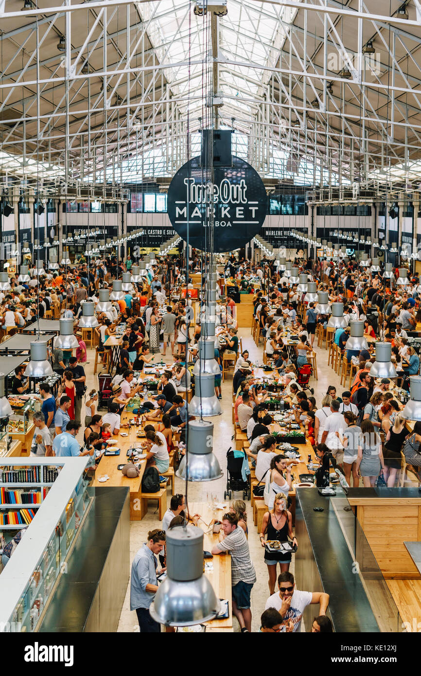 LISSABON, PORTUGAL - 12. AUGUST 2017: Time Out Market ist eine Lebensmittelhalle im Mercado da Ribeira in Cais do Sodre in Lissabon und ist eine wichtige touristische A Stockfoto