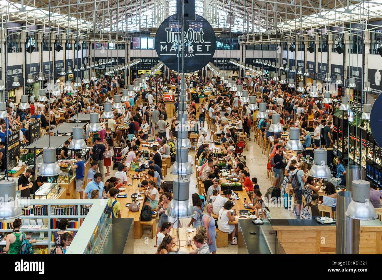 LISSABON, PORTUGAL - 12. AUGUST 2017: Time Out Market ist eine Lebensmittelhalle im Mercado da Ribeira in Cais do Sodre in Lissabon und ist eine wichtige touristische A Stockfoto