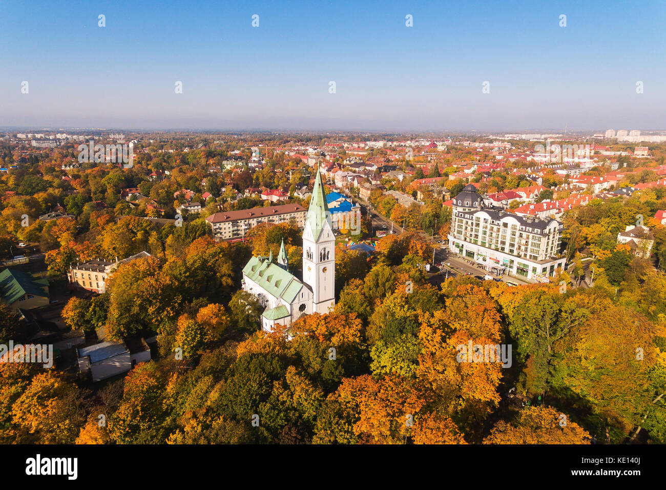 Aerialo Ansicht des Kaliningrader Puppentheater, das Gebäude war ursprünglich der Königin Louise Gedächtniskirche in kenigsberg, Herbst Zeit Stockfoto