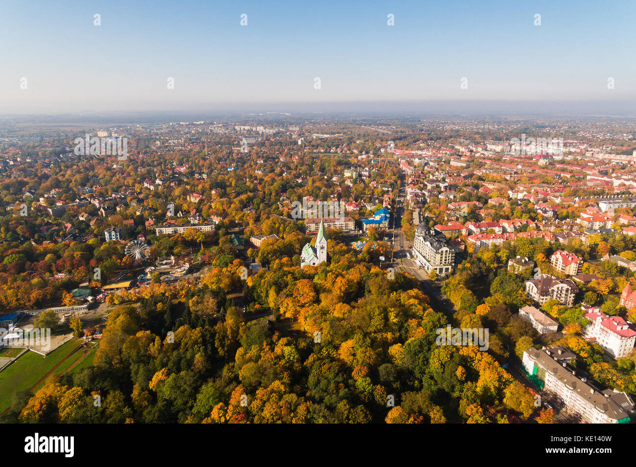 Aerialo Ansicht des Kaliningrader Puppentheater, das Gebäude ursprünglich war die Königin Louise Gedächtniskirche in Kenigsberg, Herbst Zeit Stockfoto