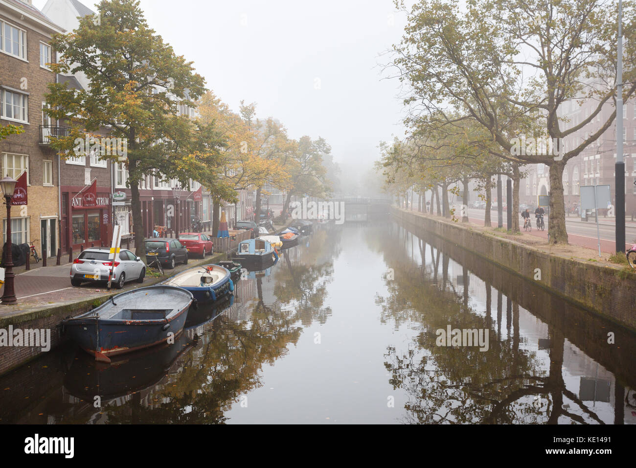 Amsterdam, Niederlande - 24 August 2017: niederländische Häuser auf dem Kanal in misty Amsterdam im Herbst Stockfoto
