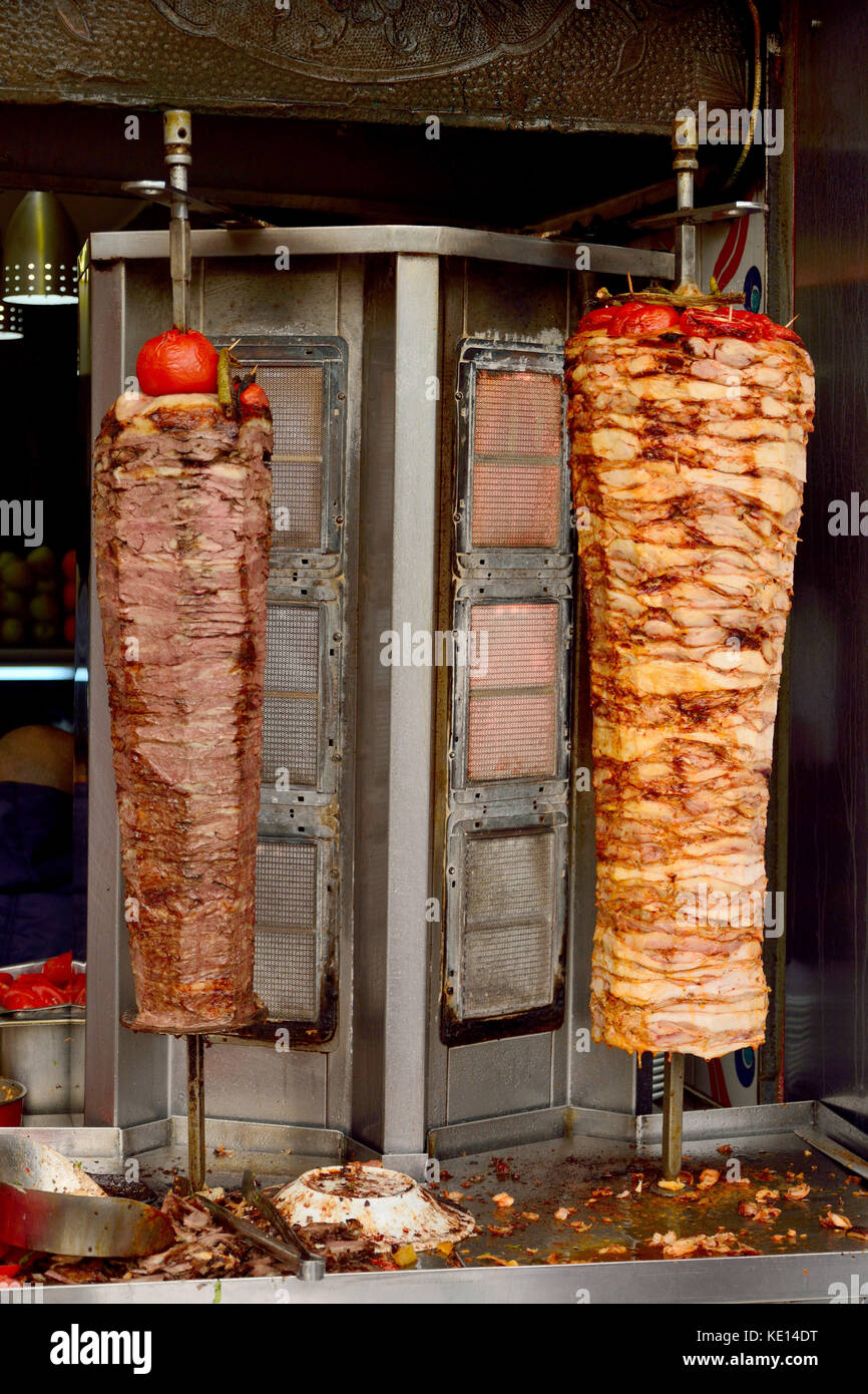 Türkische Hähnchen und Fleischspender auf einer vertikalen Rotisserie gegrillt. Stockfoto