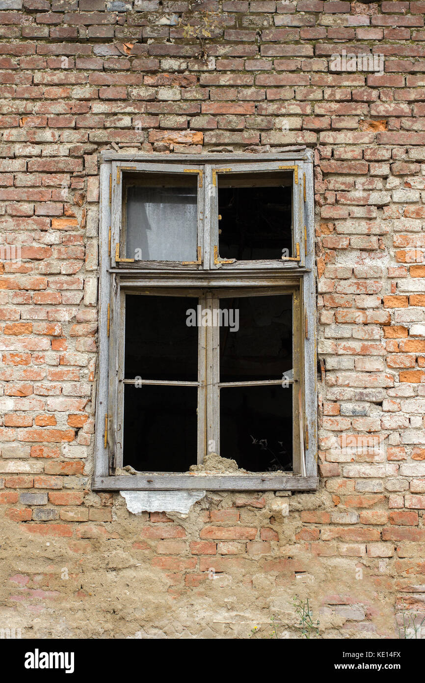 Alte kaputte Fenster auf einem alten, verlassenen brick wall House Stockfoto