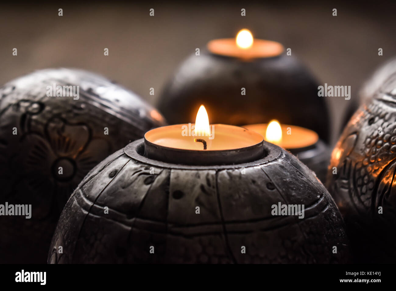 Brennende Kerzen home Inneneinrichtung Stockfoto