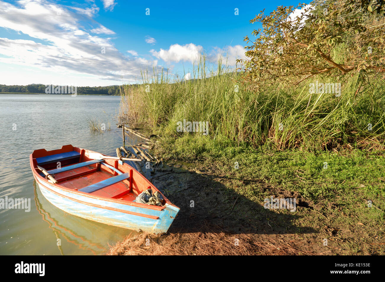 Landschaft mit einem Boot von den Bosque azul See im Nationalpark Lagunas de Montebello Chiapas, Mexiko Stockfoto