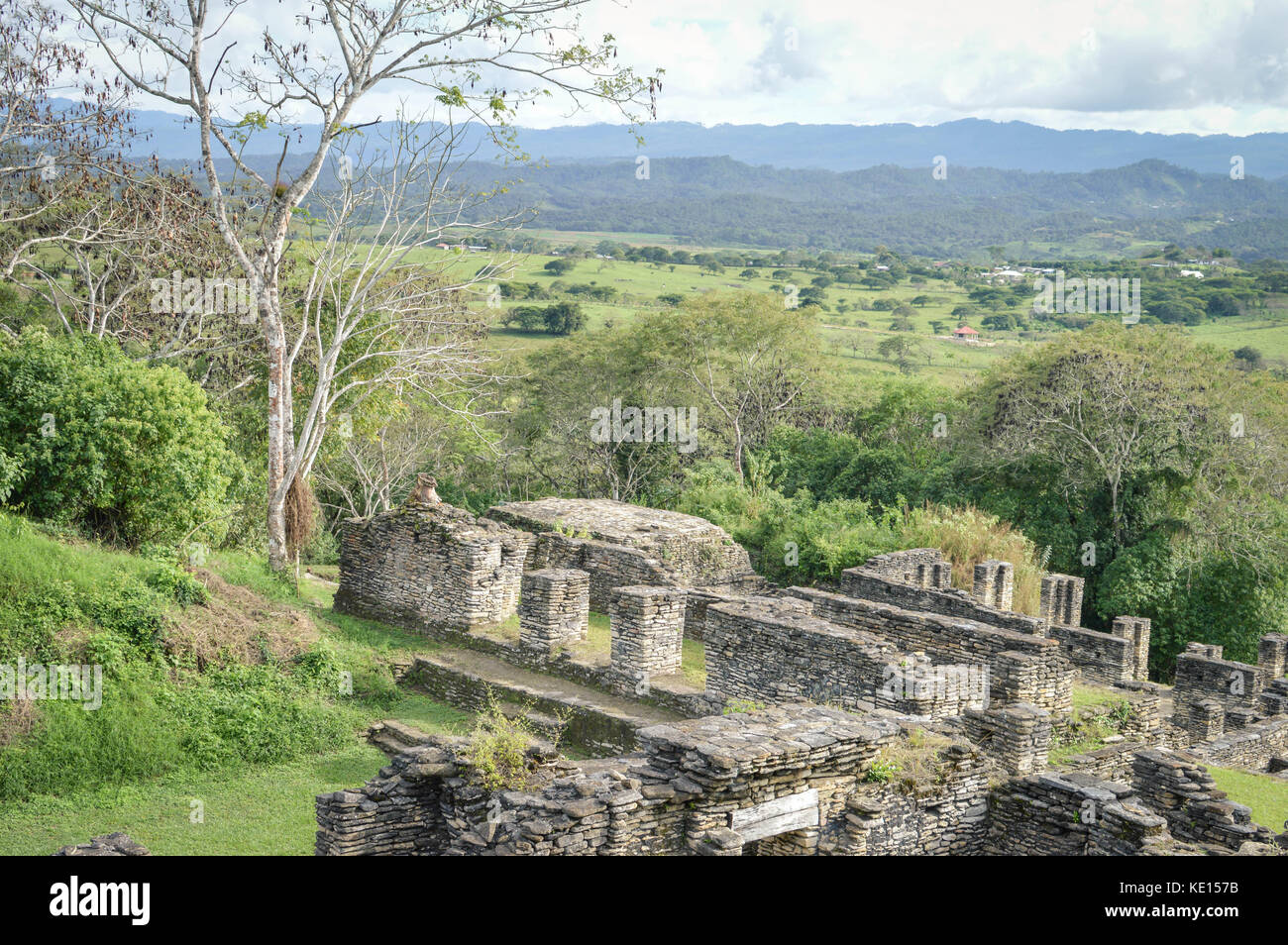 Einige der Pyramiden von tonina archäologische Stätte mit Landschaften von ocosingo in Chiapas, Mexiko Stockfoto