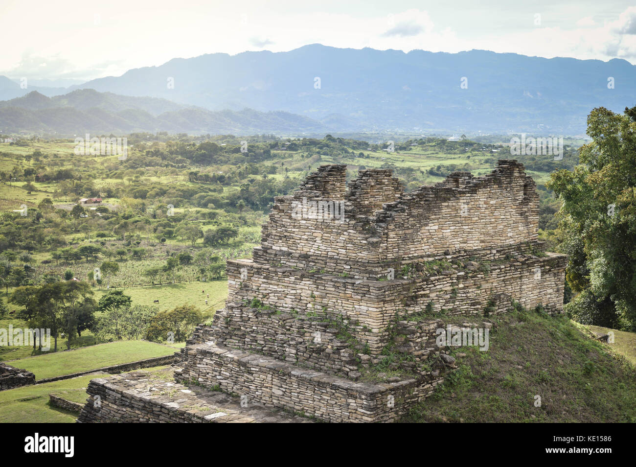 Einige der Pyramiden von tonina archäologische Stätte mit Landschaften von ocosingo in Chiapas, Mexiko Stockfoto