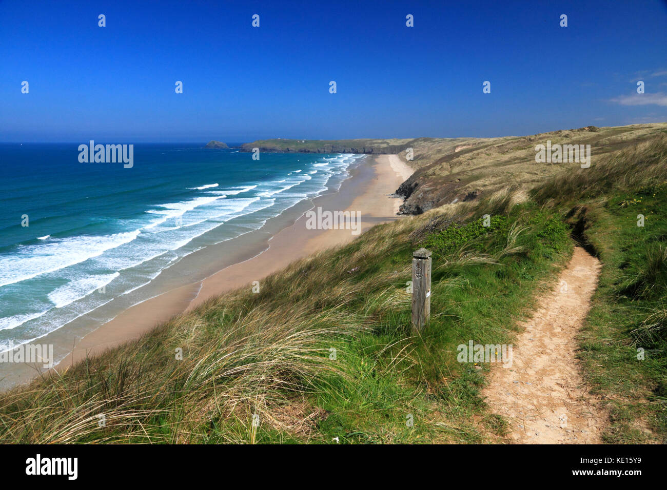 Die Klippen oben perran Strand in Richtung penhale Point, North Cornwall. Stockfoto