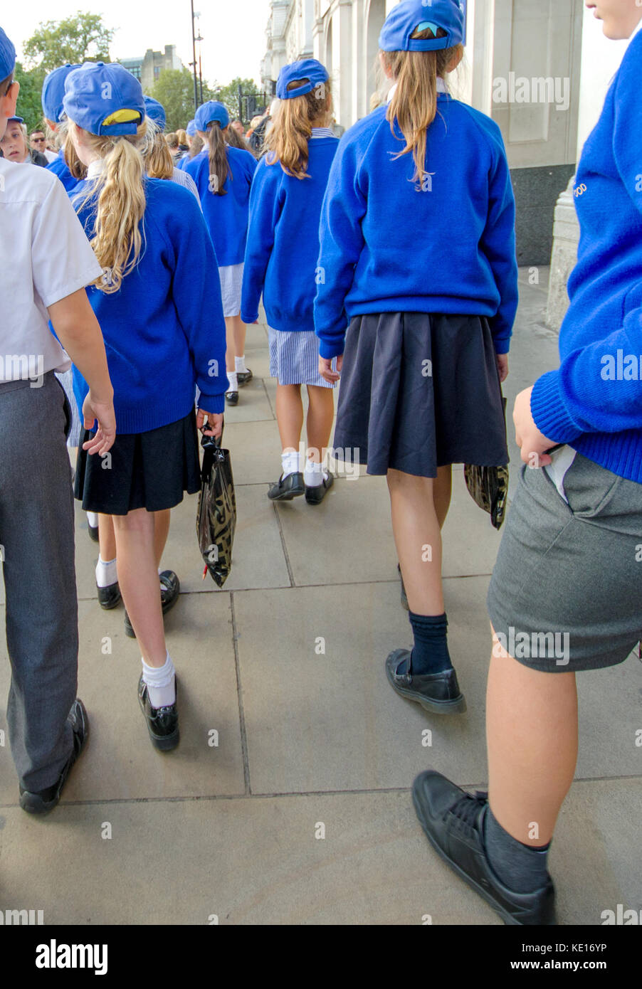 London, England, UK. Grundschule Kinder in der blauen Uniform zu Fuß durch Parlament Platz Stockfoto