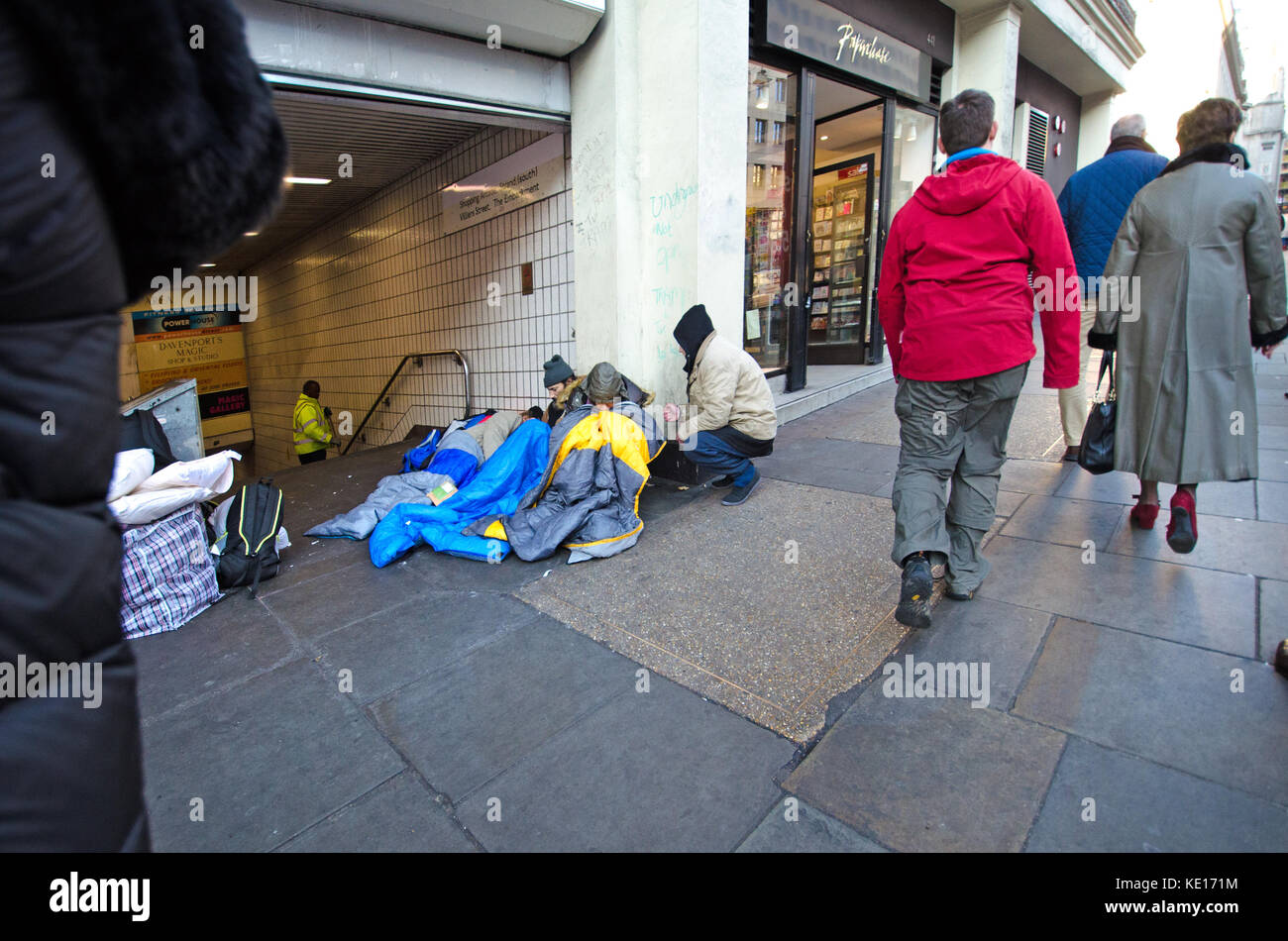 London, England, UK. Obdachlose Männer schlafen die Litze Stockfoto