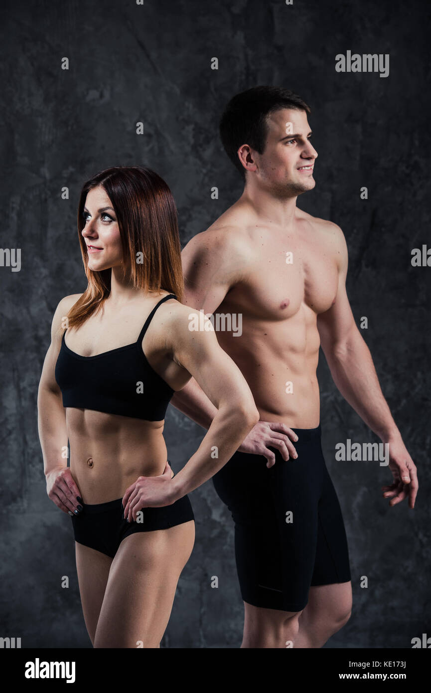 Fitness sportlich gesund Paar Mann und Frau auf einem dunklen Hintergrund Stockfoto