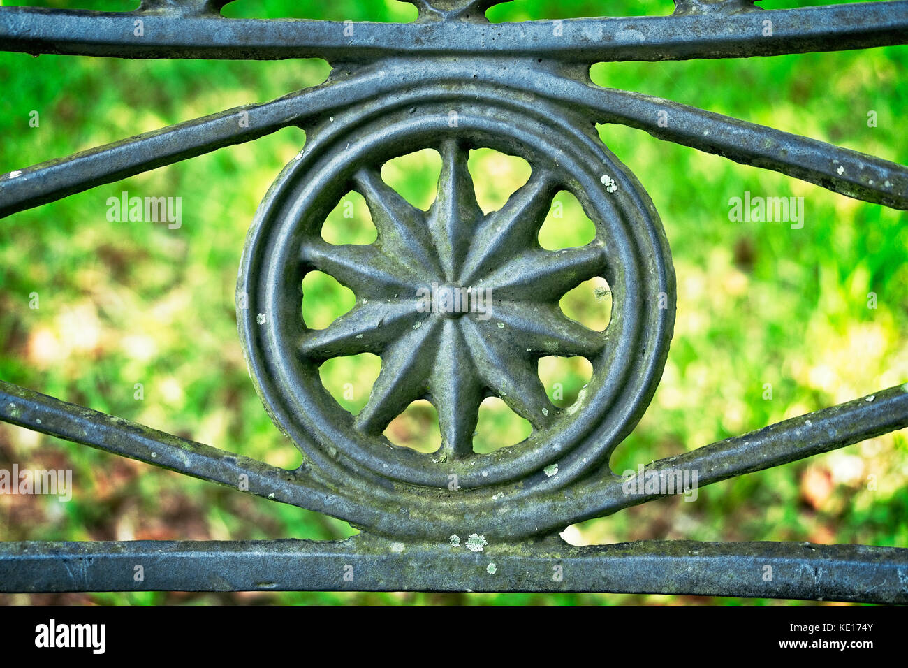 Conroe TX USA – 17. August 2017 – Muster in einer alten Eisenbank, die sich auf einem Friedhof aus den 1800er Jahren befindet Stockfoto