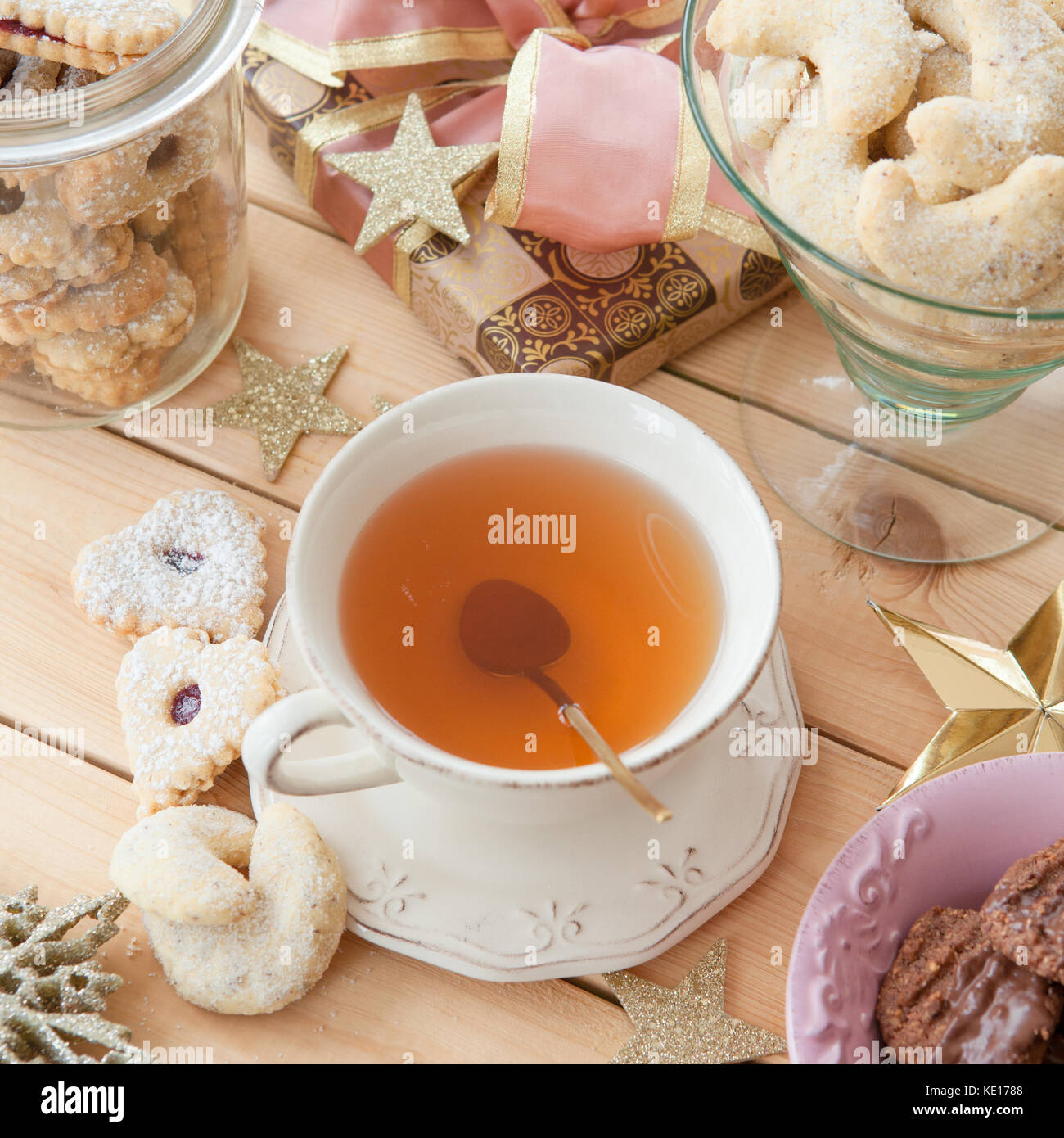 Vielzahl von Weihnachtsplätzchen und einer Tasse Kaffee Stockfoto