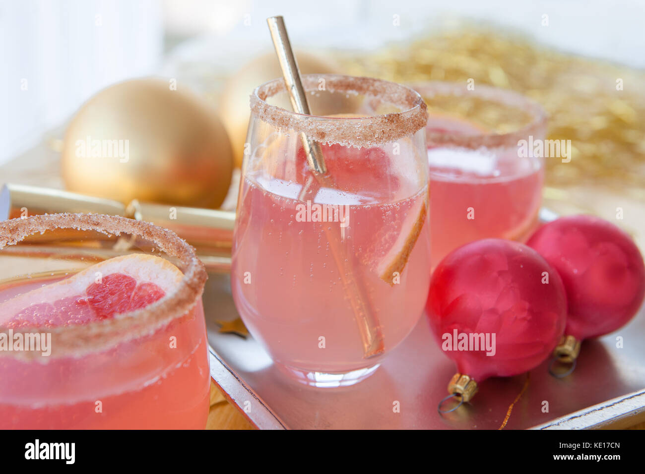 Rosa Sekt Cocktail und Festliche Weihnachtsdekorationen Stockfoto