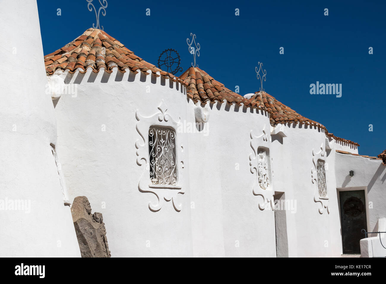 Bunt Detail der Fassade, Fenster und Dach auf der Stella Maris Kirche. Porto Cervo an der Costa Smeralda, Sardinien, Italien. Stockfoto