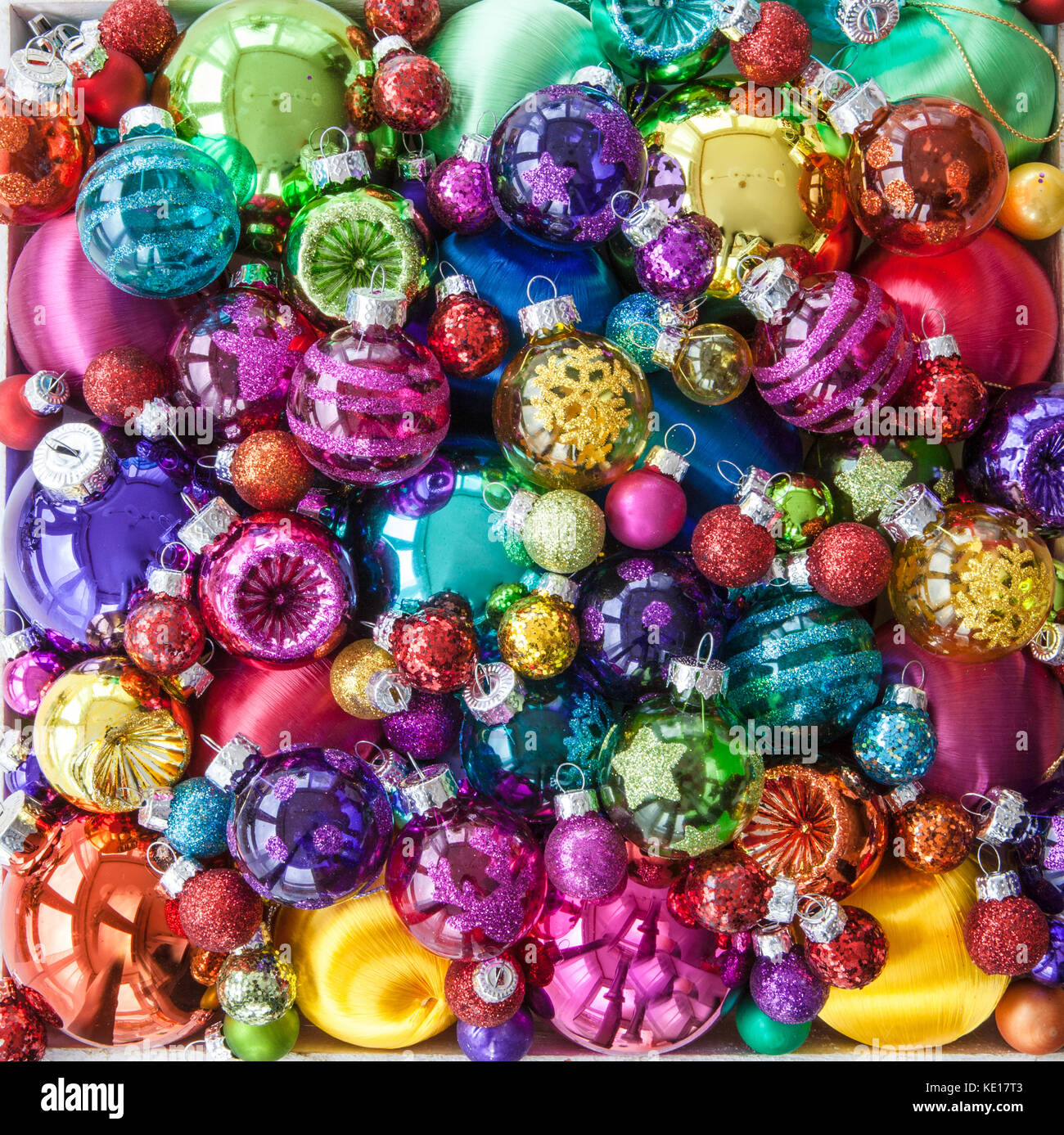Christbaumkugeln in verschiedenen leuchtenden Farben als Hintergrund Stockfoto
