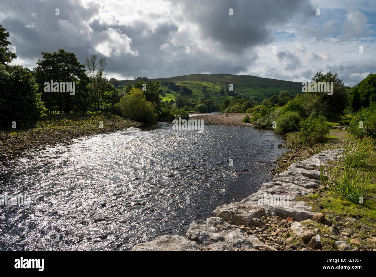 Der Fluss Swale von Inseln Brücke in der Nähe von Low Zeile in Swaledale, Yorkshire Dales, England gesehen. Stockfoto
