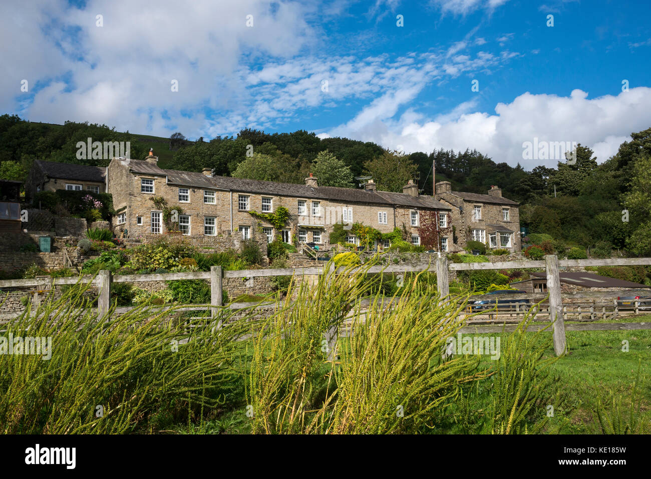 Reihe von Hütten neben dem Fluss swale bei niedrigen Zeile in den Yorkshire Dales, England. Stockfoto