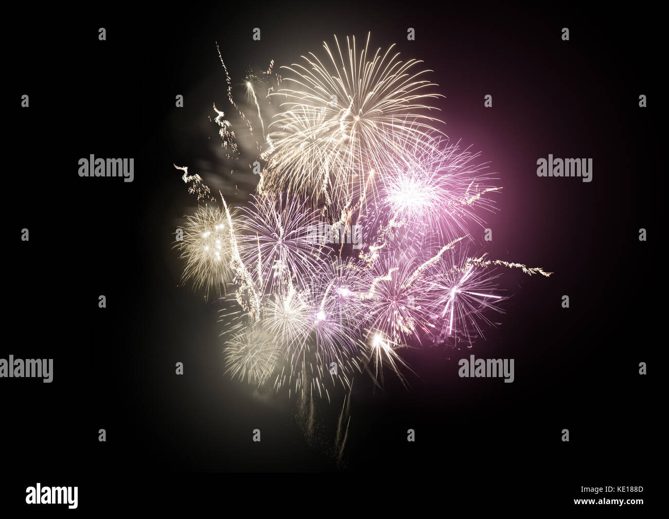 Ein großes helles Feuerwerk Veranstaltung mit Gold und Rosa Rakete bricht. Stockfoto