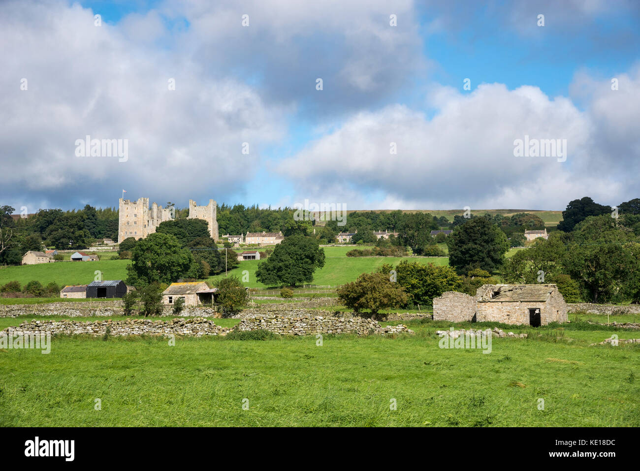 Bolton Castle im Dorf Castle Bolton, Wensleydale, North Yorkshire, England. Stockfoto