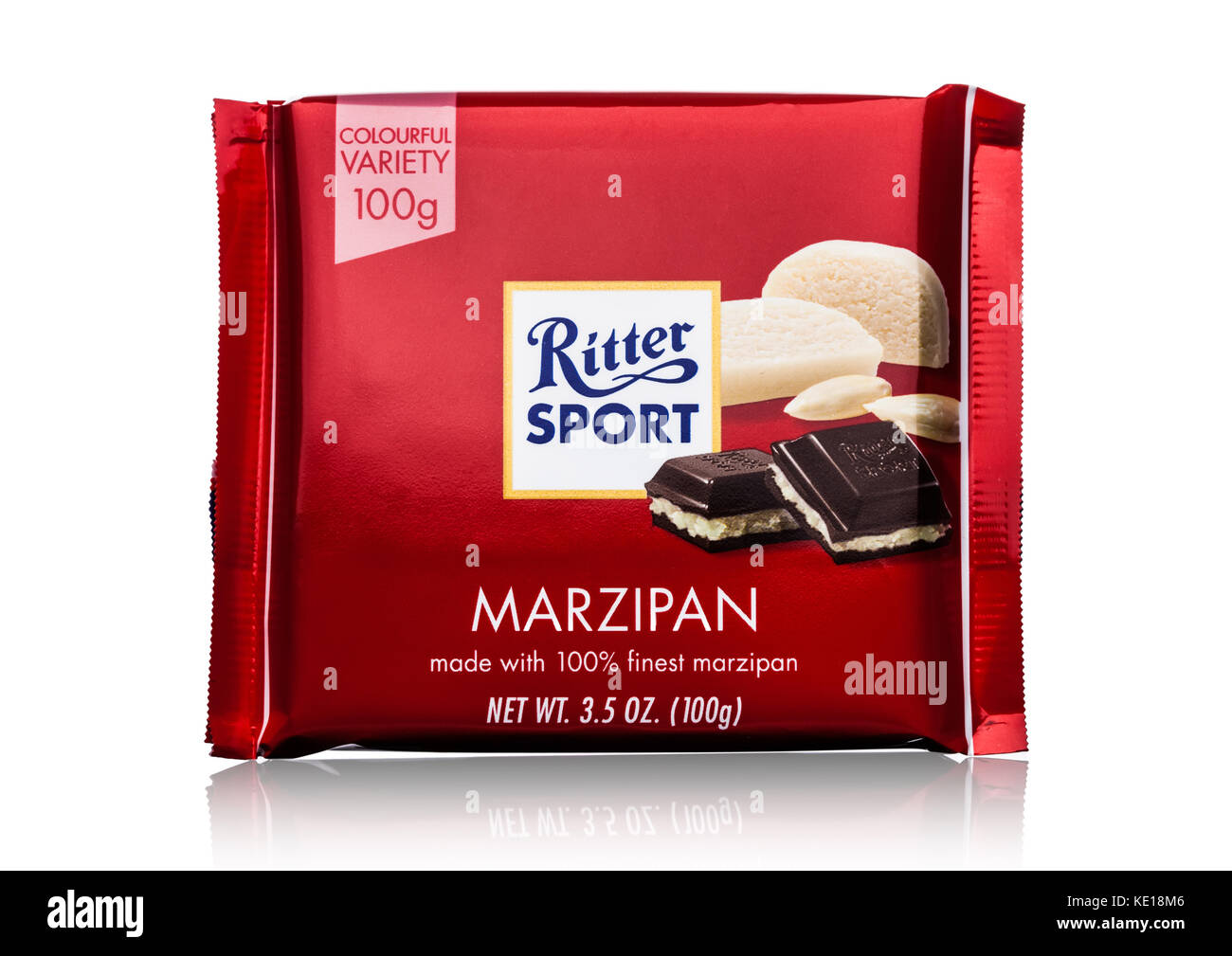 LONDON, Großbritannien - 15. MAI 2017: Ritter Sport Milchschokolade mit Marzipan auf weißem Hintergrund. Ritter Sport Schokoriegel der Alfred Ritter GmbH. Stockfoto