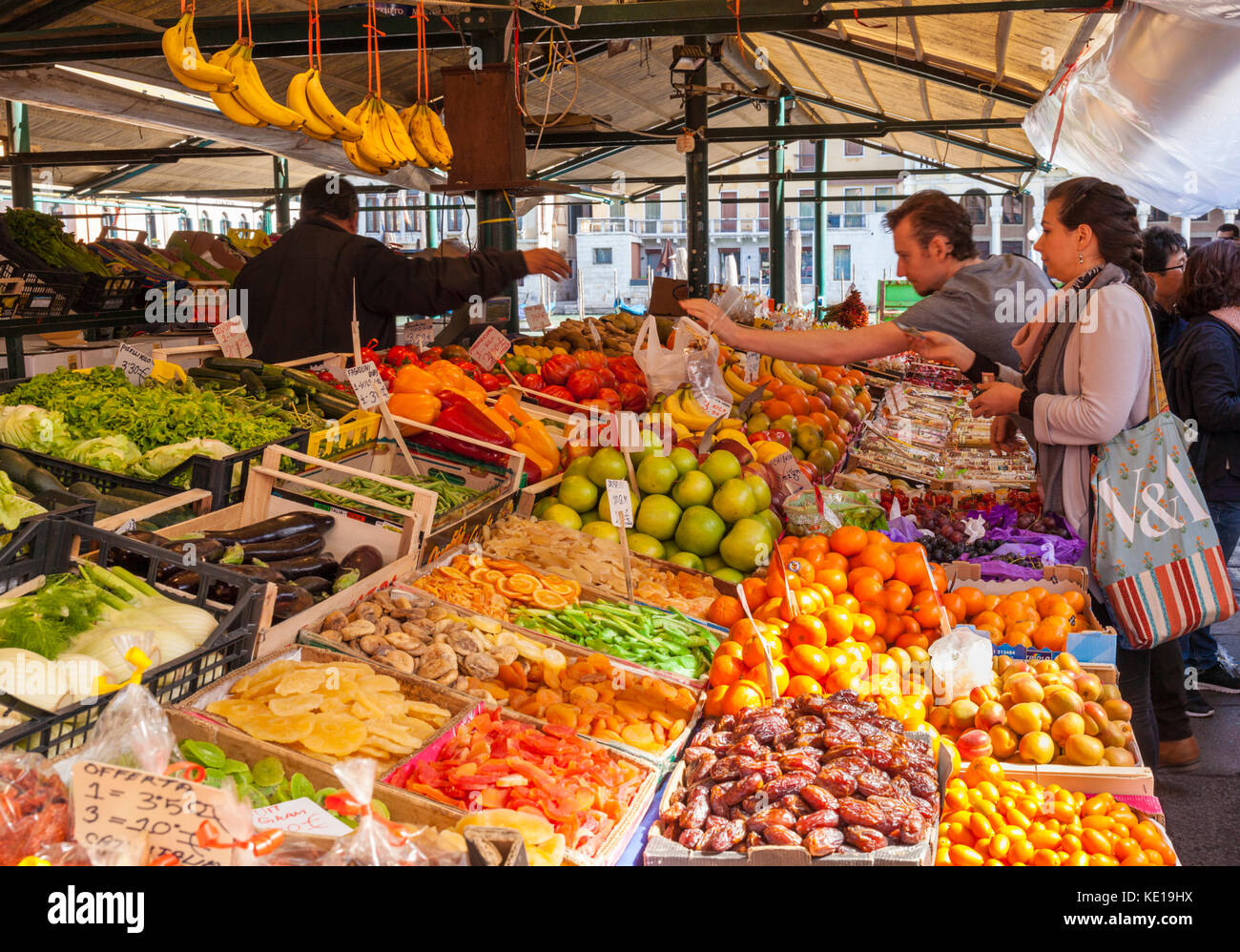 Obst- und Gemüsemacher kaufen frisches Obst und Gemüse an den Marktständen, die frische Produkte verkaufen Rialto Markt Venedig Italien EU Europa Stockfoto
