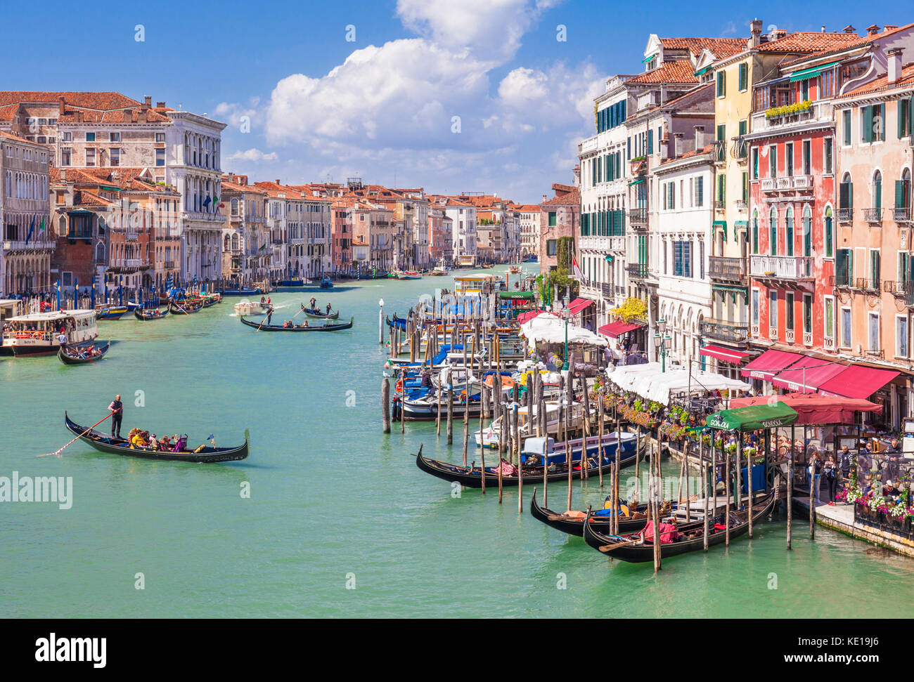 Venedig Italien Venedig Gondoliere Rudern eine Gondel voll von Touristen auf eine Gondelfahrt auf dem Canal Grande Venedig Italien eu Europa Stockfoto