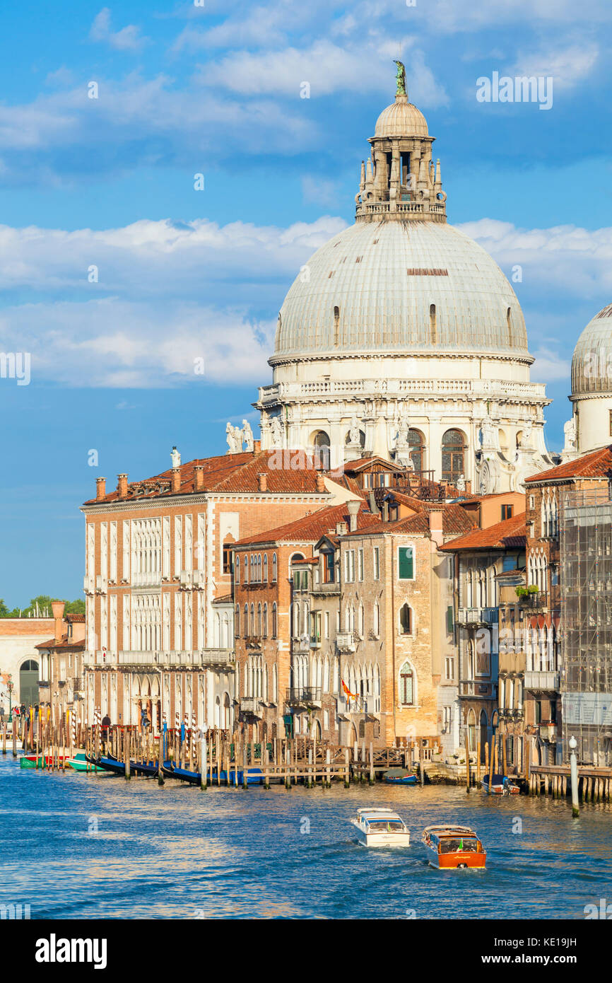 Venedig Italien Venedig Venedig Canal Grande in der Nähe der Basilica di Santa Maria della Salute Kirche Santa Maria della Salute Venedig Italien Stockfoto